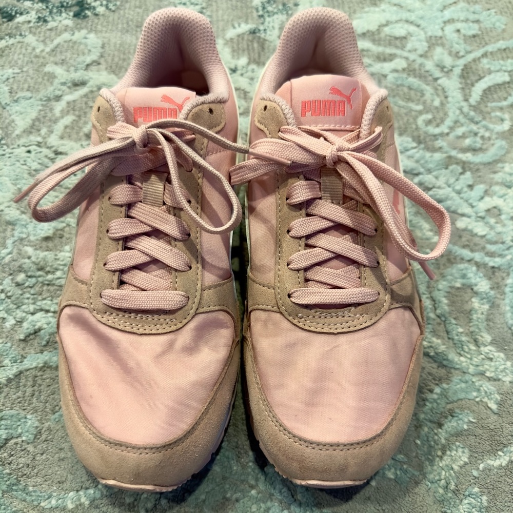 Girls 5 / women’s 6 pink pumas - Picture 3 of 4